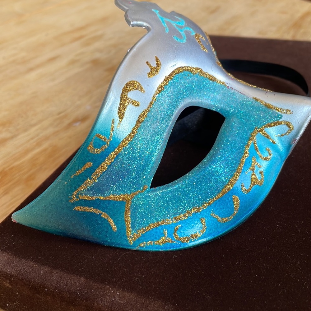 Masquerade mask. - Picture 3 of 4